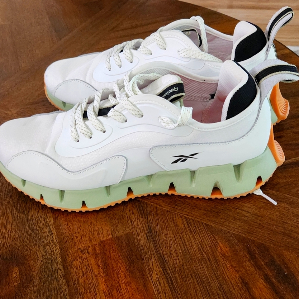 Size 10 Reebok shoes
